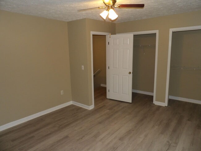 Building Photo - 244 Meadowview Dr