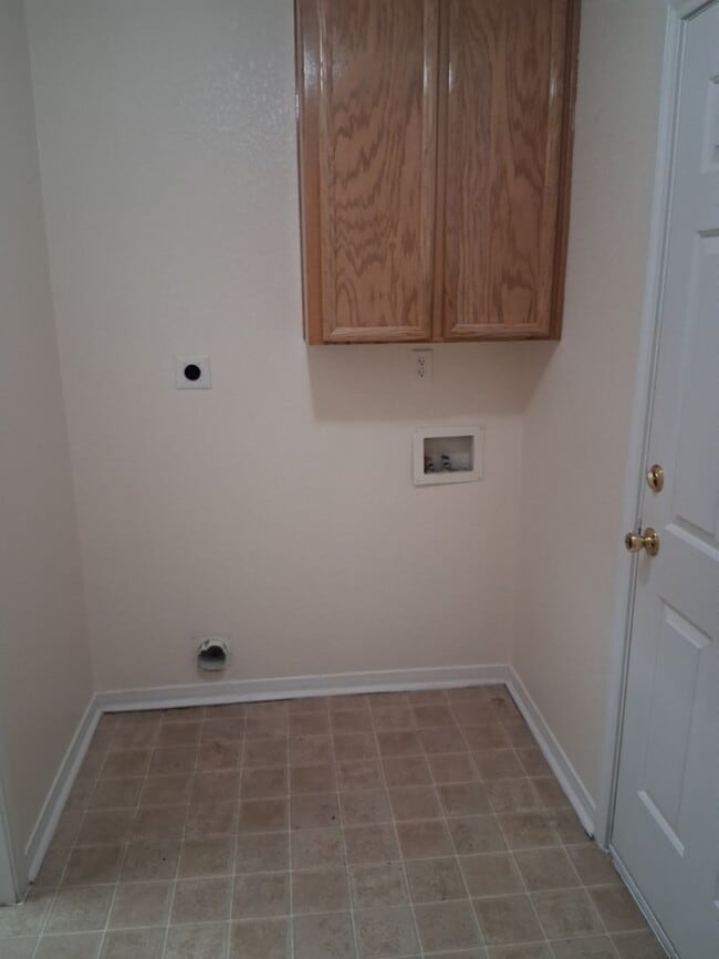 Building Photo - New Carpet & Paint