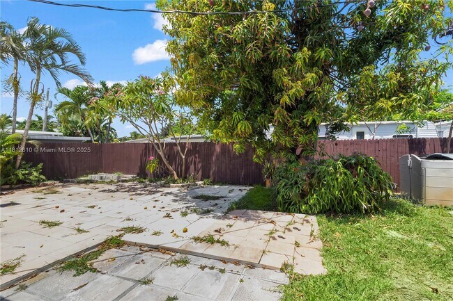 Building Photo - 431 NE 58th Ct