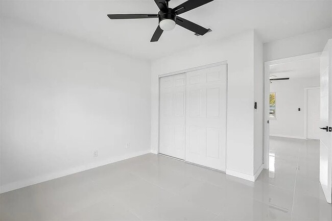 Building Photo - 1901 NW 14th Ave