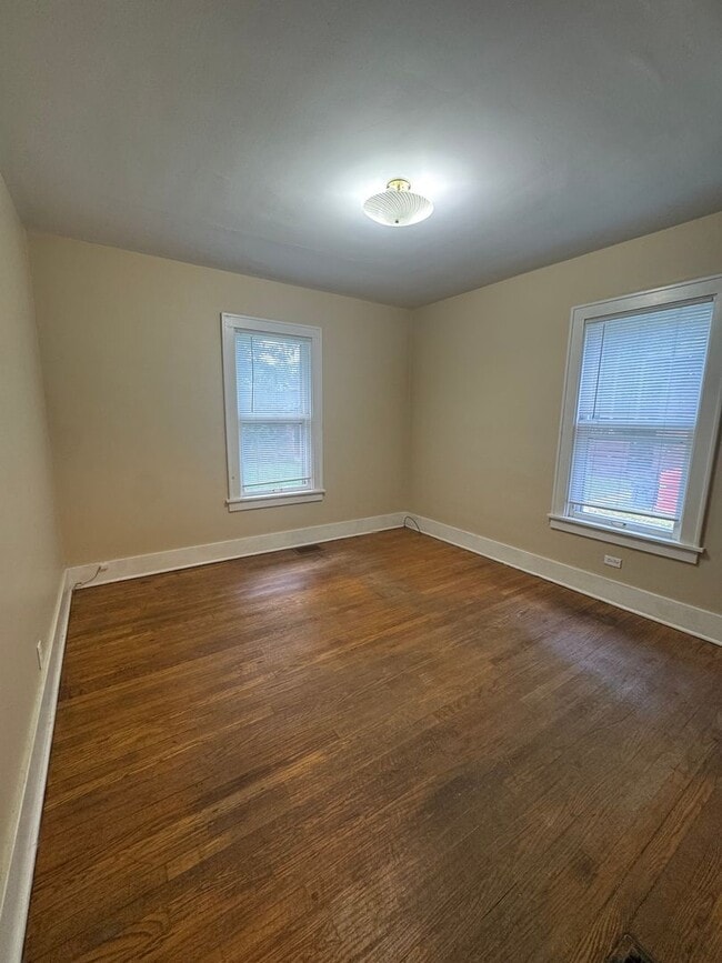 Building Photo - 4 Bedroom Right on Purdue Campus - AVAILAB...