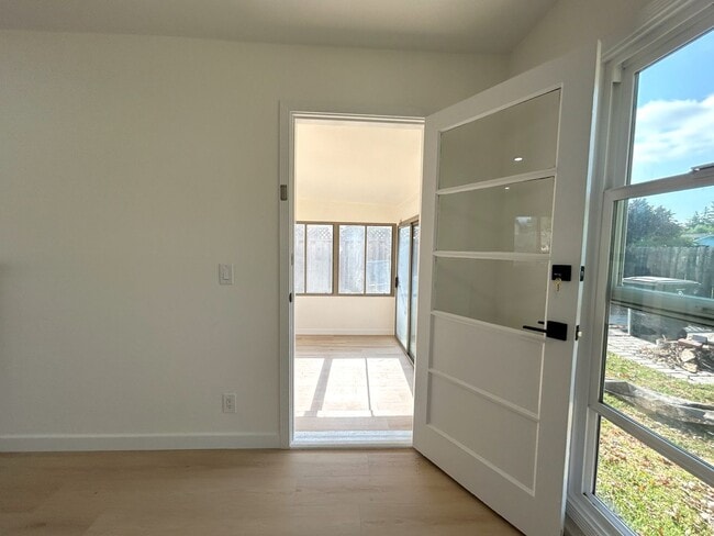 Building Photo - Charming Menlo Park Home in Picturesque Ne...