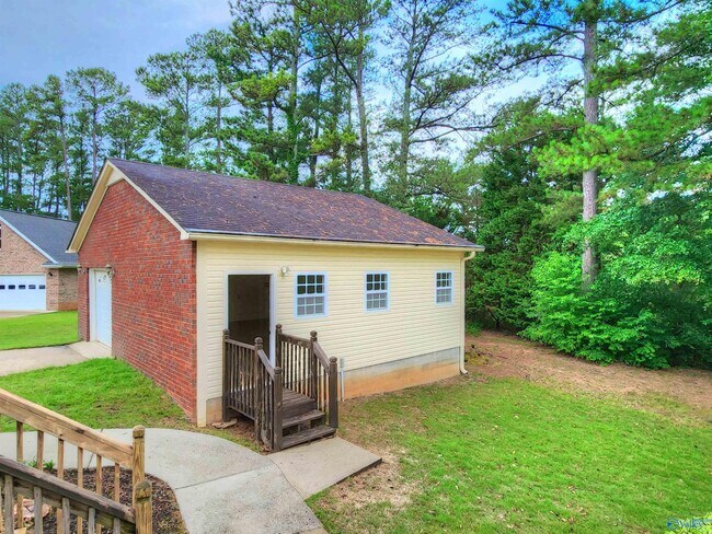Building Photo - 120 Silver Creek Cir