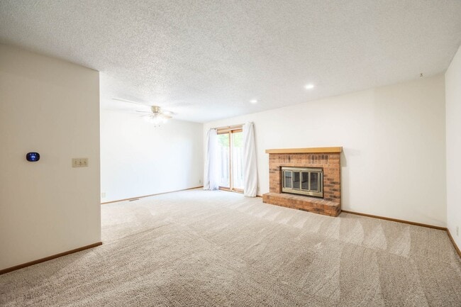 Building Photo - Beautiful 2 Bedroom, 2 Bathroom Townhouse ...