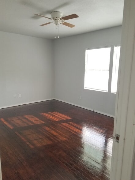 Building Photo - 420 W Crockett St