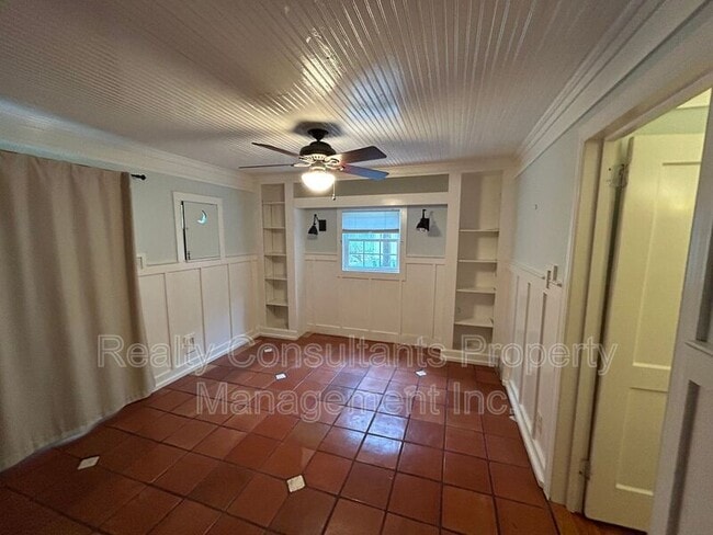 Building Photo - 2461 Lyndhurst Ave