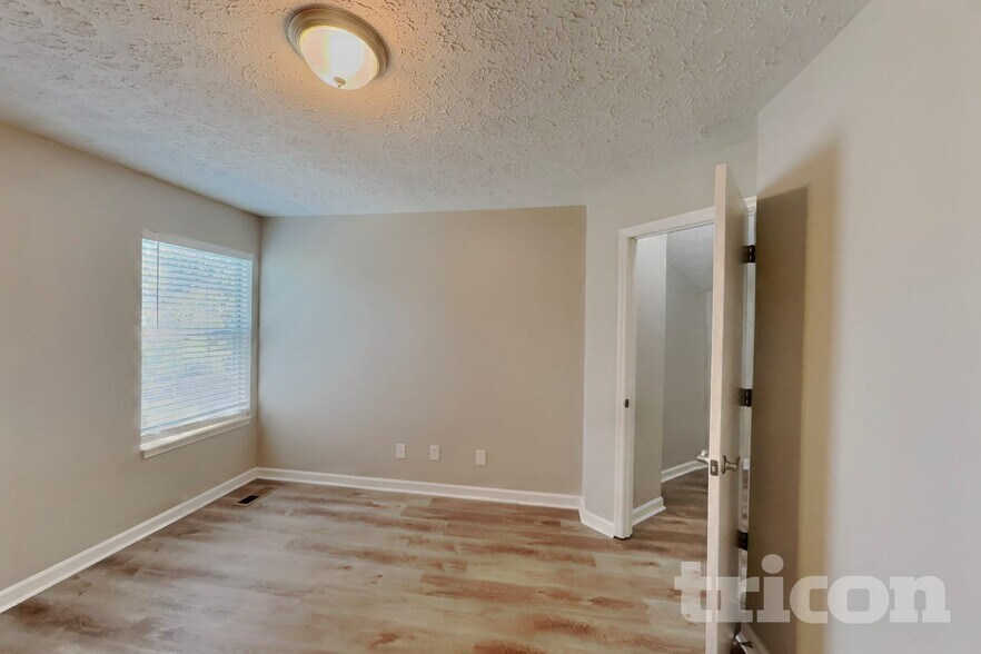 Building Photo - 2773 Riverbend Dr