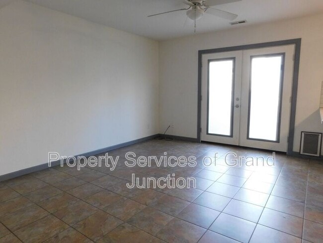 Building Photo - 2338 1/2 Rattlesnake Court