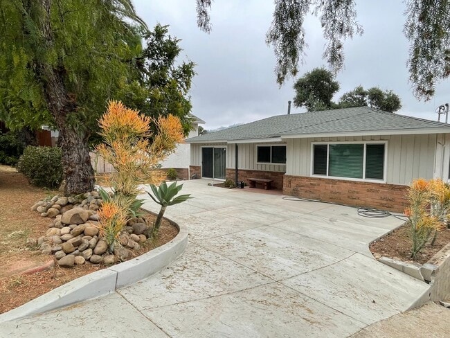 Building Photo - Newly renovated 3bd