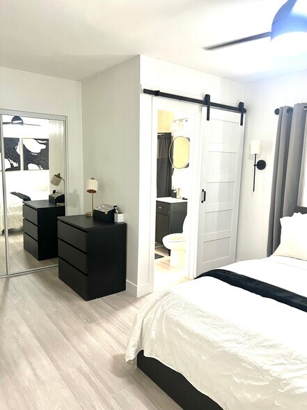 Pvt En-suite Bedroom #1 - 527 W Colden Ave