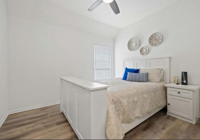 Building Photo - Gorgeous 4/BR 3/BA One-Level Home with Mod...