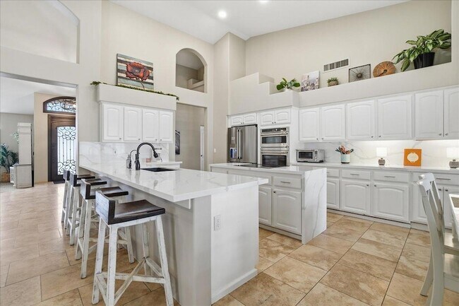 Building Photo - 1909 E Coral Tree Dr