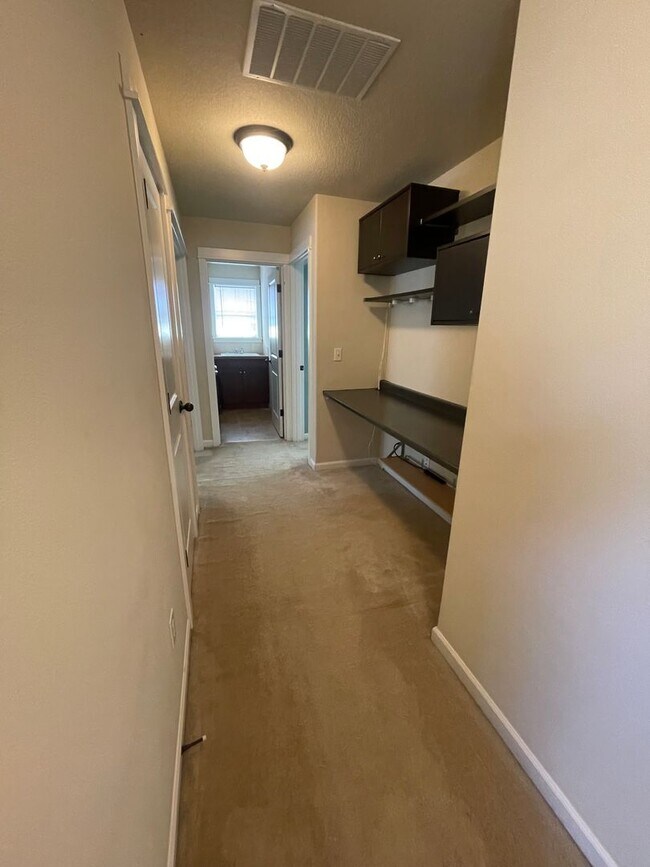 Building Photo - Gorgeous Pet Friendly Three Bedroom Home I...
