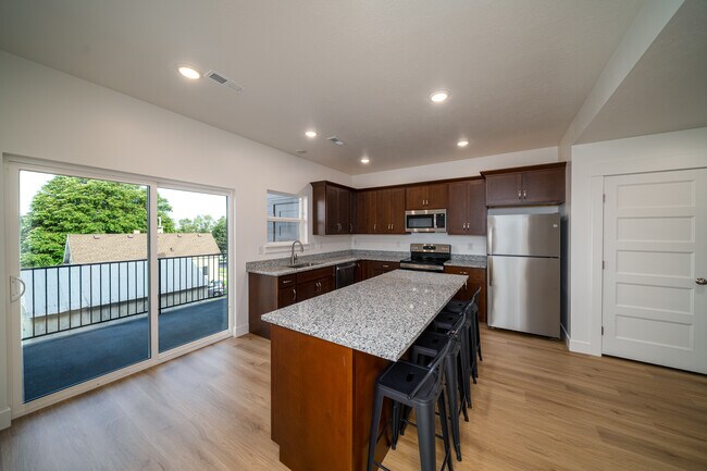 Building Photo - The Savvy Six