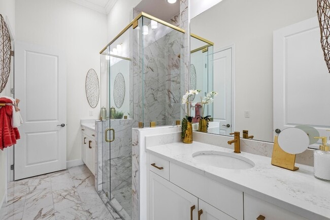 Building Photo - 16181 Oakview Dr