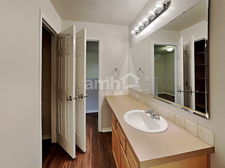 Building Photo - 220 Archer Rd