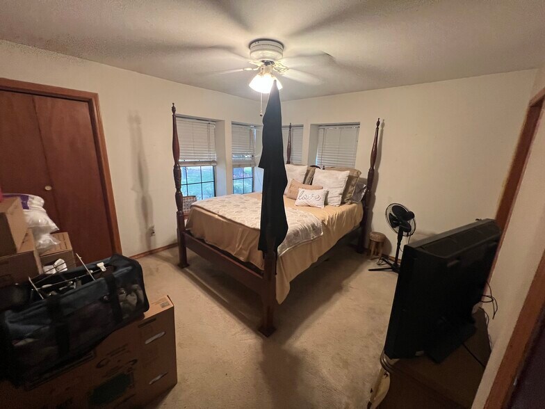 Room 1 - 505 palm valley cir