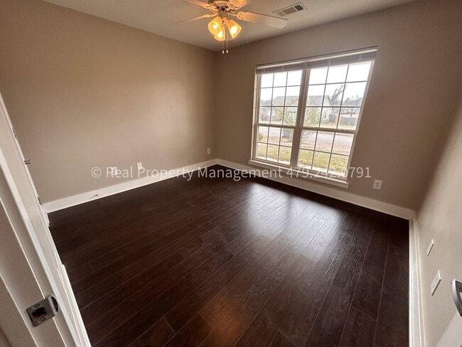 Building Photo - 1662 E Gate Cir