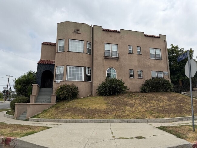 Building Photo - Mid-City 2 Bedroom 1 Bath Gem