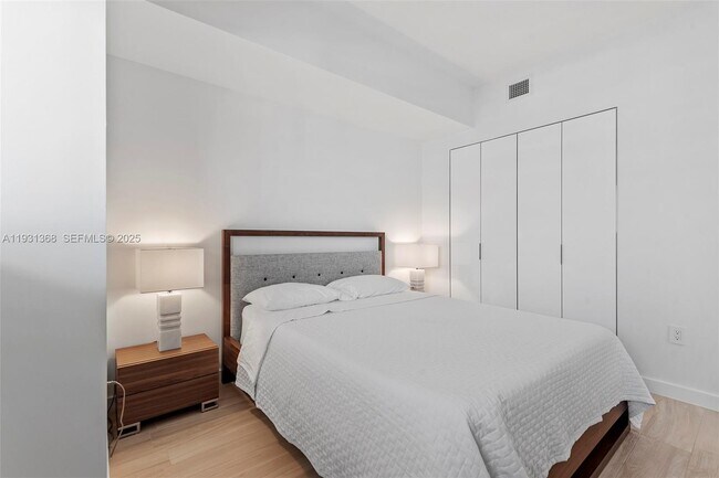 Building Photo - 460 NE 28th St