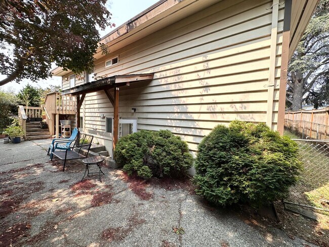 Building Photo - Park Duplex - Ballard