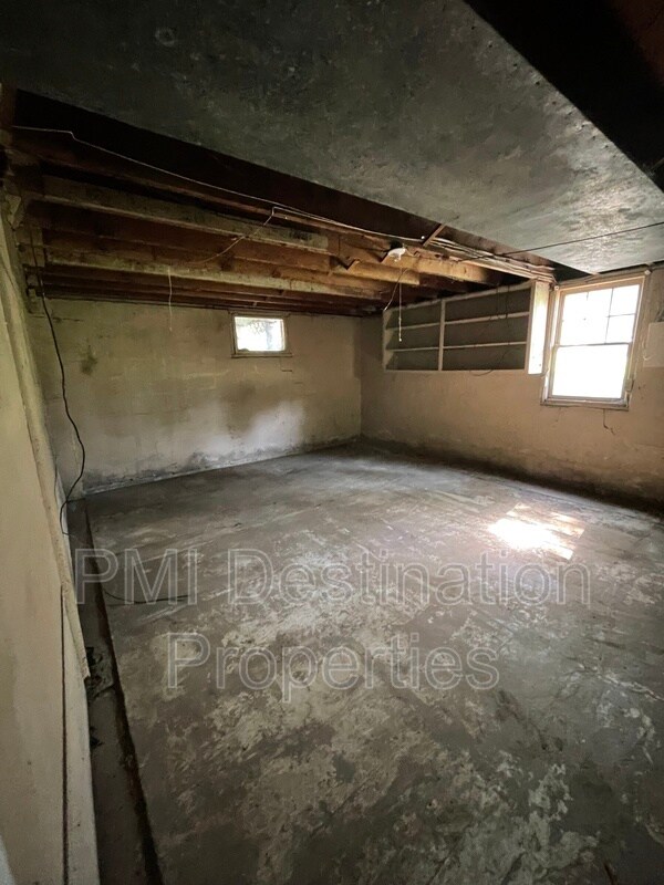 Building Photo - 5528 Parkview Ave