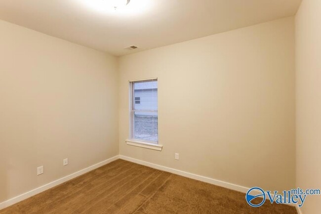 Building Photo - 611 White Oak Cir