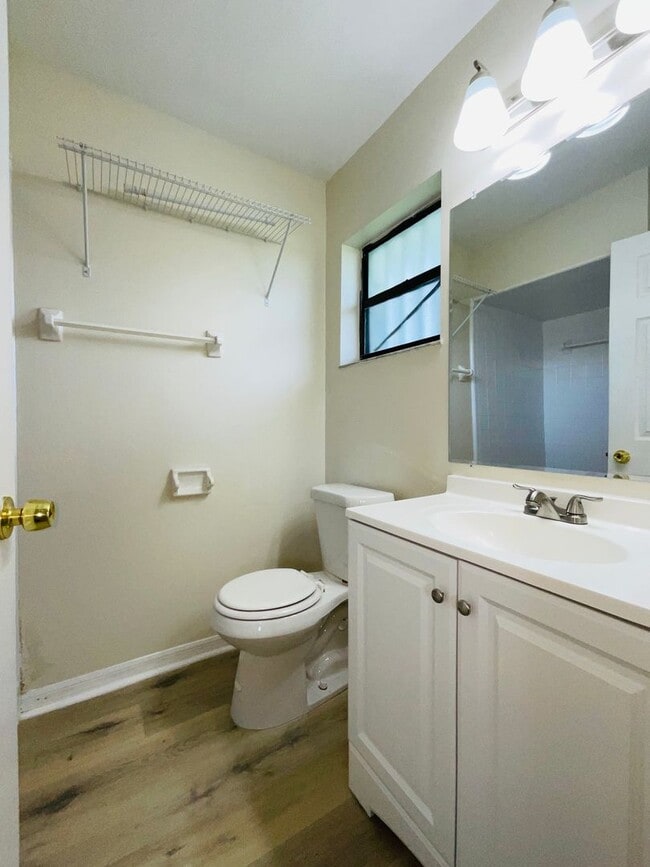 Building Photo - 3/2 End Unit - Triplex