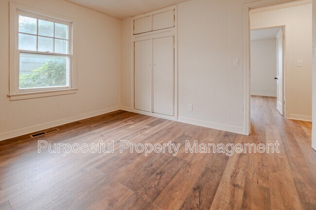 Building Photo - 221 W Douglas Dr