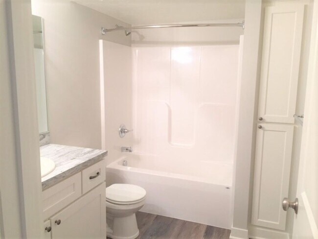 Building Photo - Spacious 2 Bed/2 Bath Condo in Prime Location