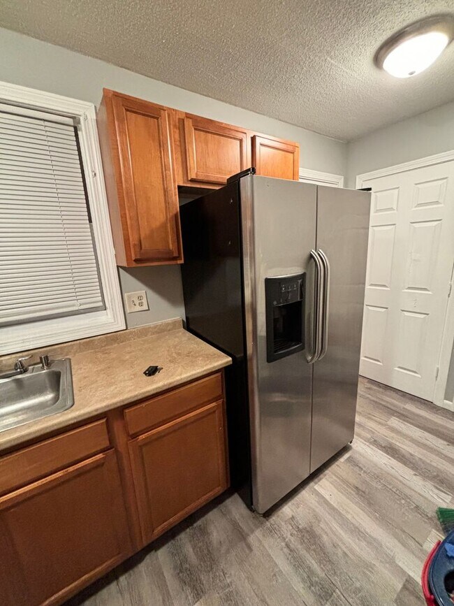 Building Photo - 3 Bedroom Fully Renovated Duplex!!