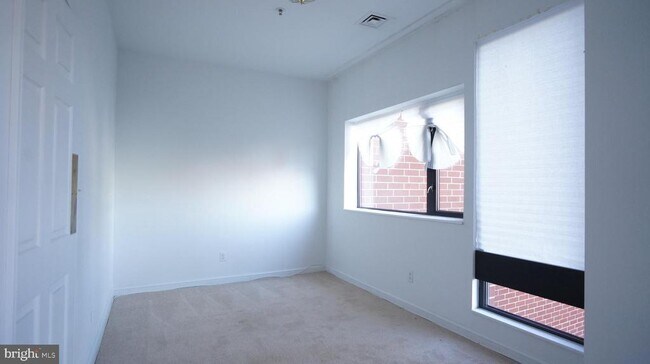 Building Photo - 10 E Lee St