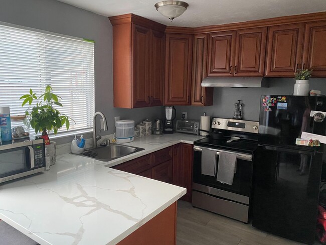 Building Photo - Remodeled 2 bedroom beautiful LVT flooring...