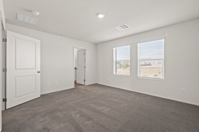 Building Photo - Modern 3 Bedroom Town House near Explorati...