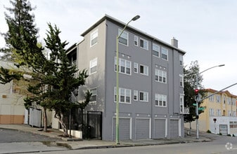 Building Photo - 1000 E 33rd St