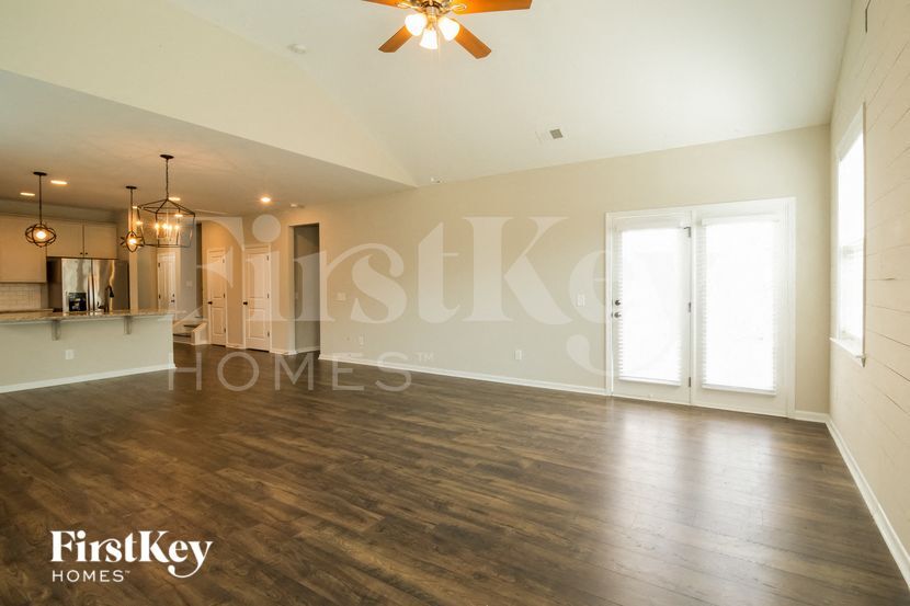 Building Photo - 614 Pendleton Dr