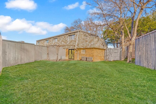 Building Photo - Charming Custom Duplex in Prestigious Pres...