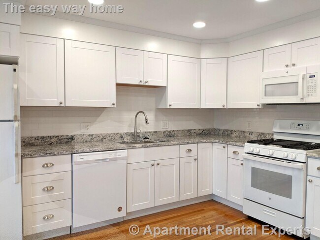 Primary Photo - Nicely Updated Top Floor Two Bed Near Davi...