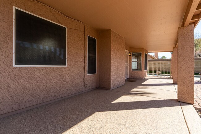 Building Photo - Fantastic Home with Private Pool and NO HOA!