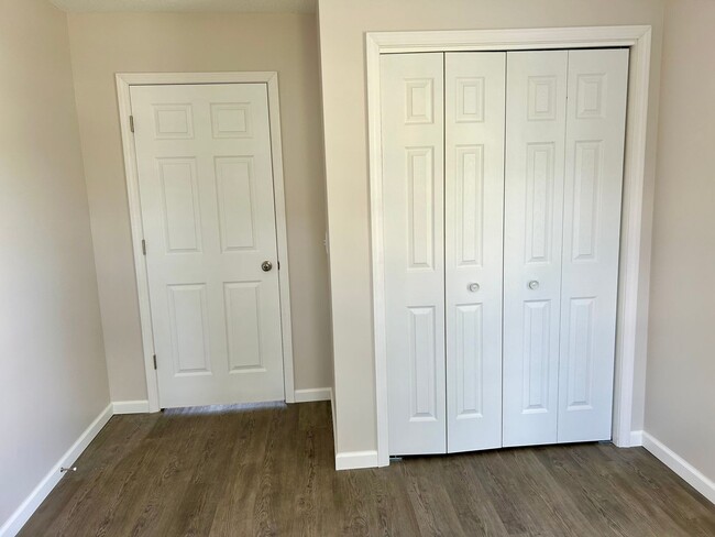 Building Photo - 530/532 S Oak