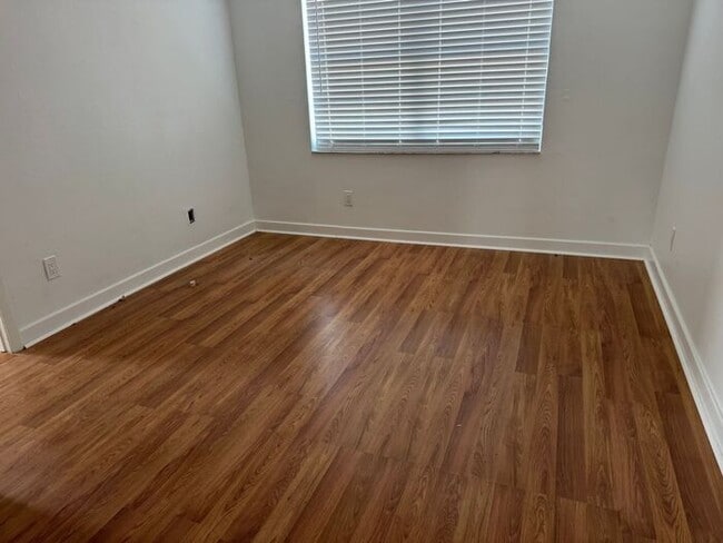 Building Photo - Freshly Updated Lake?Front Retreat in Desi...