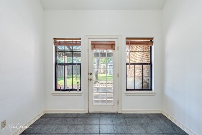 Building Photo - 462 Mayfair Ct