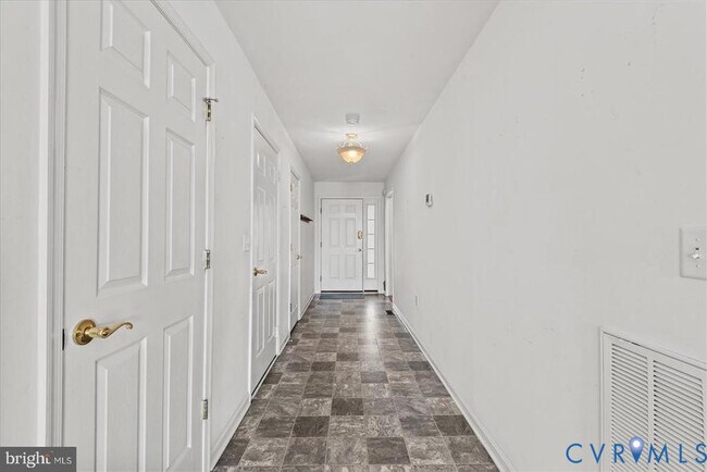 Building Photo - 686 Lake Caroline Dr
