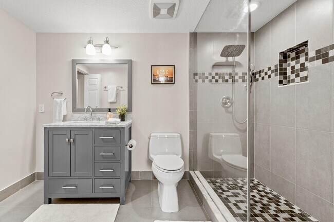 Building Photo - 511 Lucerne Ave