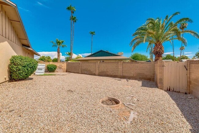 Building Photo - 6 Bedroom ASU house with pool and large yard