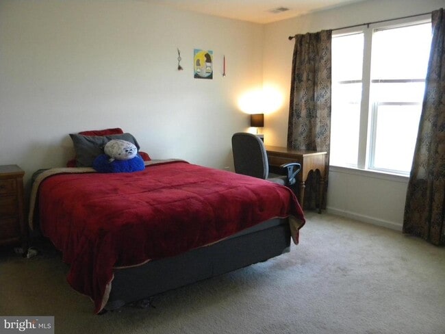 Building Photo - 652 E Chestnut St