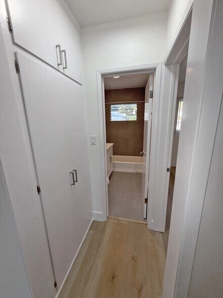 Building Photo - 1852 N Wilton Pl