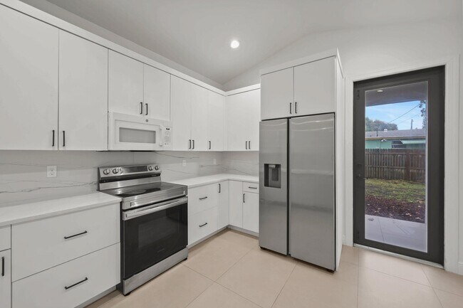 Building Photo - 633 55th St