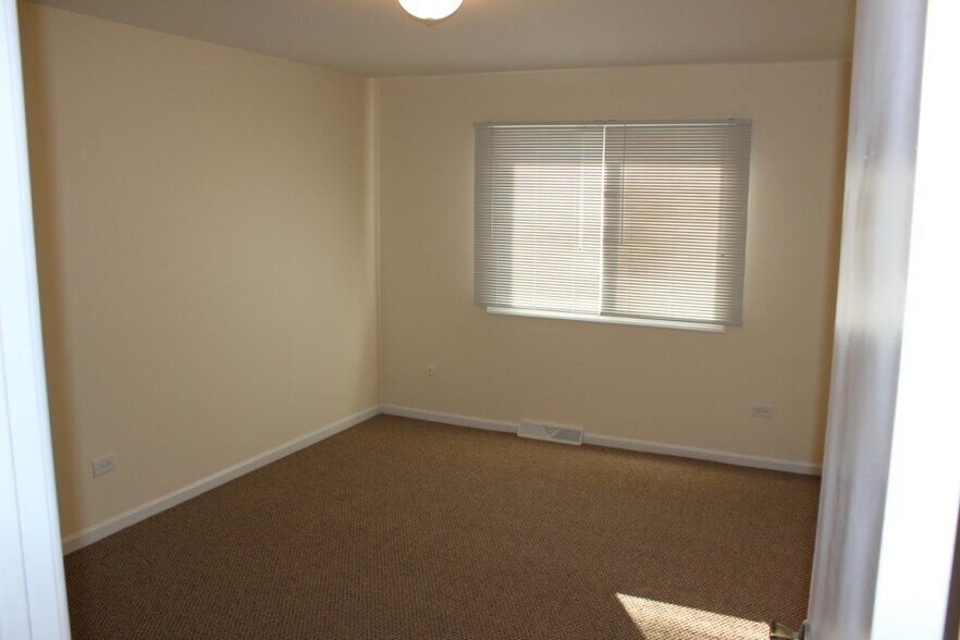 Building Photo - 10S433 Echo Ln