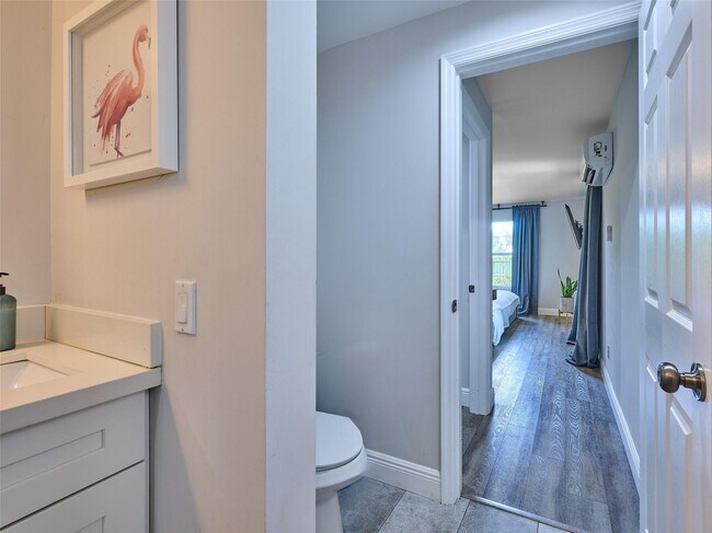 Building Photo - 801 NE 15th St